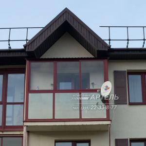 Панорамное остекление балкона из холодного алюминия с пристройкой крыши. Ул. Еловая, д. 7
