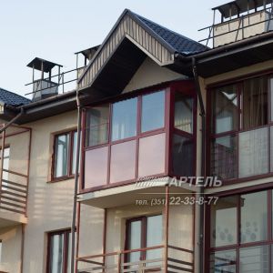 Панорамное остекление балкона из теплого алюминия с пристройкой крыши. Ул. Раздольная, д. 11