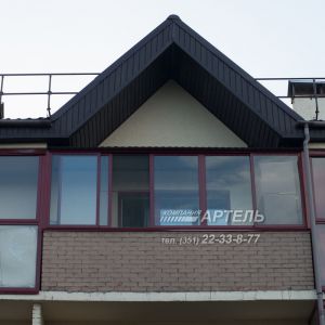 Остекление балкона из холодного алюминия с пристройкой крыши. Ул. Радужная, д. 4